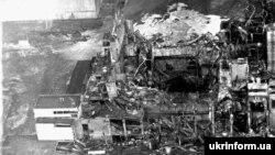 Адзін зь першых здымкаў 4-га блёку ЧАЭС пасьля выбуху 26 красавіка 1986