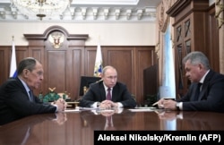 Президент России Владимир Путин (в центре) в Москве с министром иностранных дел Сергеем Лавровым (слева) и министром обороны Сергеем Шойгу
