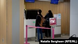 Sandu Bălan, părăsind ţara, la Aeroportul din Chișinău