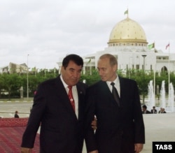 Türkmenistanyň ilkinji prezidenti Sapamyrat Nyýazow (çepde) we Russiýanyň prezidenti Wladimir Putin. Arhiw suraty. 23-nji aprel, 2002 ý. Aşgabat ş, Türkmenistan.