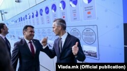Столтенберг му го покажува на Заев местото за знамето на Северна Македонија во седиштето на НАТО