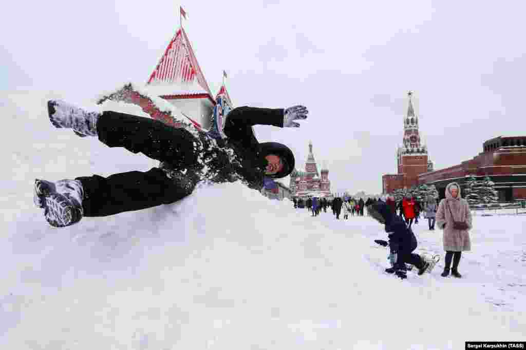 A child plays in the snow in Moscow&#39;s Red Square. (TASS/Sergei Karpukhin)