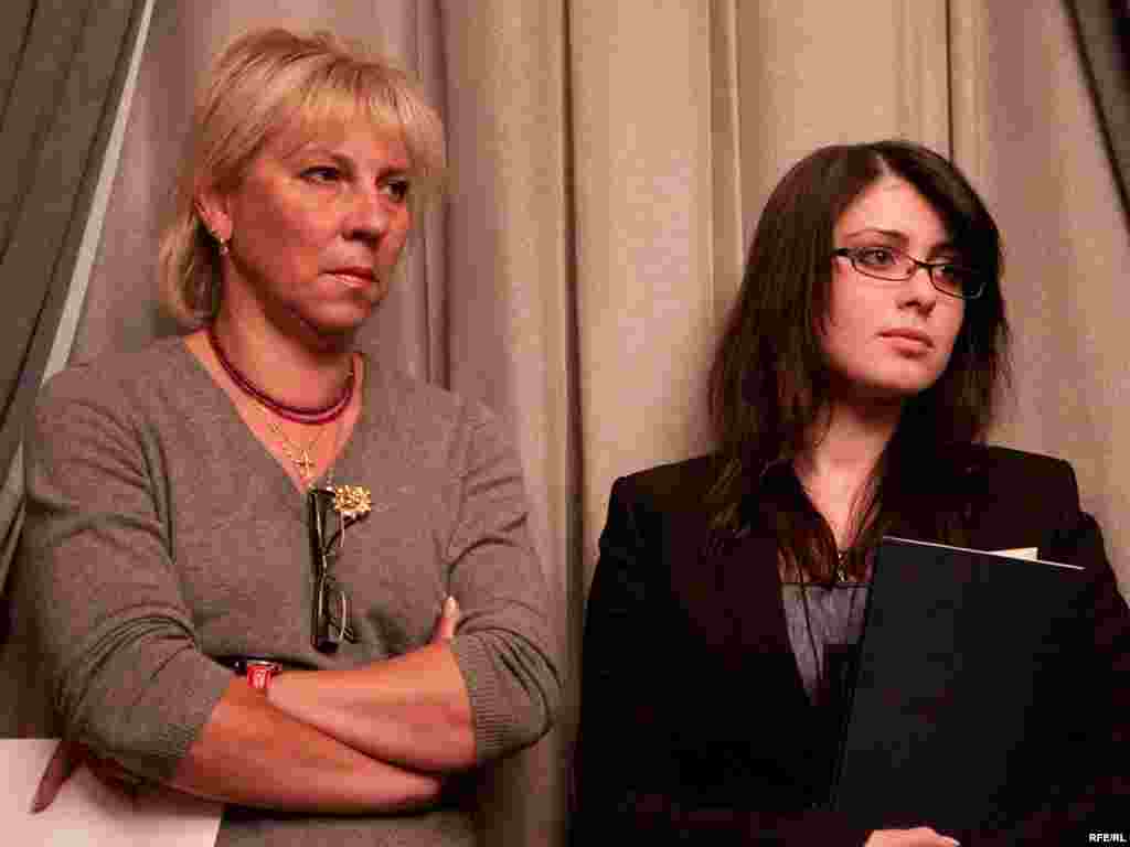 انستاسیا خودروکوفسکی دختر و یکی از وکلای مدافع میخاییل خودروکوفسکی - Elena Lukyanova (left), a lawyer for Khodorkovsky, and his daughter Anastasia Khodorkovskaya, attending "Znamya" magazine's literary award ceremony in January 2010, where Khodorkovskaya received the award bestowed on her father for "Dialogues With Lyudmila Ulitskaya."