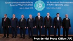 Түрк кеңешине кирген мамлекеттердин лидерлери жана делегация башчылары. Баку, 15-октябрь, 2019-жыл. 