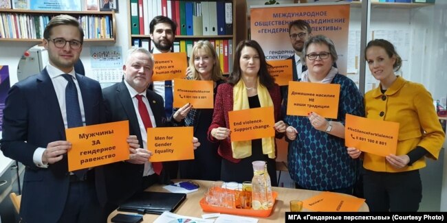 Міністарка замежных справаў Швэцыі Ан Ліндэ, прадстаўнікі дэлегацыі МЗС Швэцыі, а таксама амбасадарка Швэцыі ў Беларусі Крыстына Юганэсан​ наведалі ў Менску офіс, дзе працуе агульнанацыянальная гарачая лінія для пацярпелых ад хатняга гвалту.