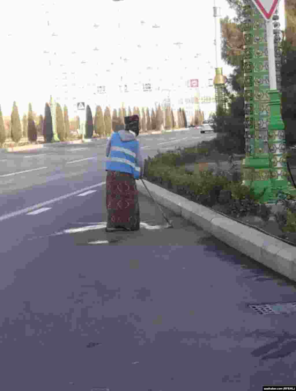 Aşgabat. Köçe süpürýän aýal. Dekabr, 2019. 
