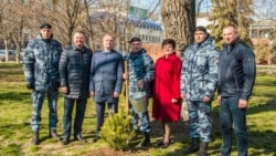 В Керчи местные власти и представители так называемой «ДНР» высаживают деревья, 18 марта 2020 года