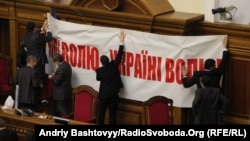 Опозиційні депутати почепили над президією плакат за звільнення Тимошенко