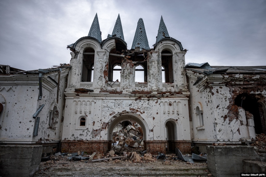 Gjatë gjithë fazës së mëparshme të luftimeve mes separatistëve të mbështetur nga Rusia dhe forcave ukrainase, që shpërthyen për herë të parë në rajonin e Donbasit në vitin 2014, pika e  referimit ishte në territorin e kontrolluar nga ukrainasit, por e lidhur me Kishën Ortodokse Ruse.