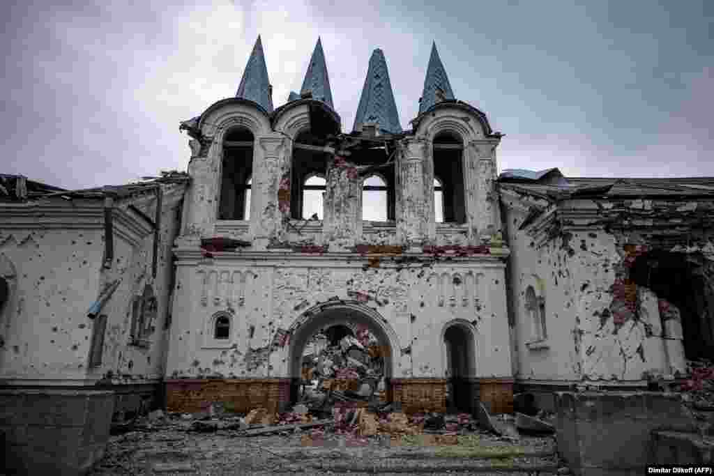 Az Oroszország által támogatott szakadárok és az ukrán erők közötti harcok korábbi szakaszában, az épület ukrán fennhatóságú, de az orosz ortodox egyházhoz kötődő területen állt.