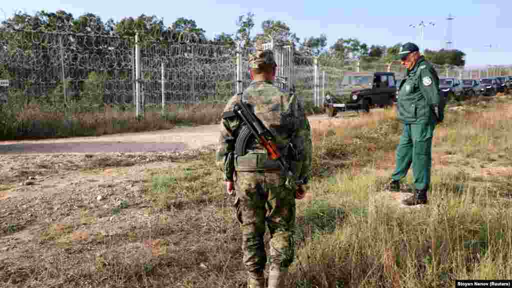 Bolgár határőrök szeptember 2-án a Törökországgal közös határon épített kerítés mellett. Ezt 2014-ben kezdték építeni, amikor a migrációs válság még éppen csak elkezdődött.