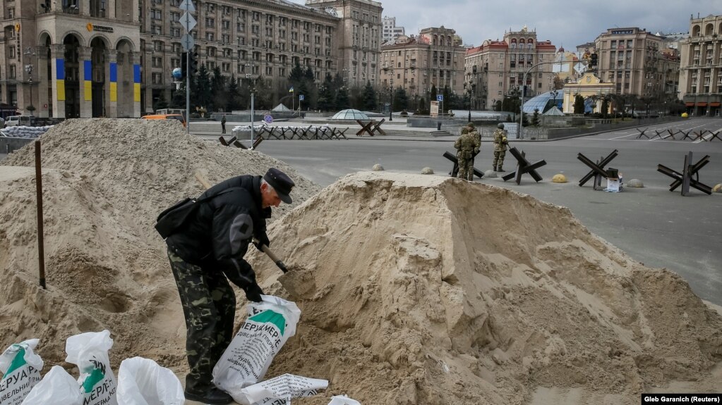 Një burrë duke mbushur thasë me rërë, si pjesë e përgatitjeve për mbrojtjen e Kievit pasi kryeqyteti ukrainas u rrethua nga forcat ruse që në fillim të marsit.