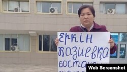 Гражданская активистка Жадыра Досекеева на одиночной акции с призывом освободить активиста Еркина Казиева. Жанаозен, 3 ноября 2022 года