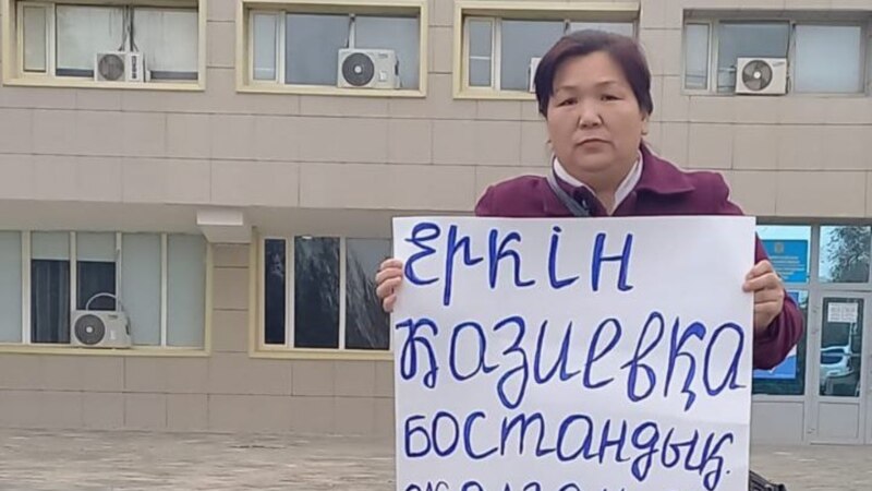В Жанаозене активистка Жадыра Досекеева задержана и подвергнута штрафу после одиночной акции