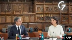 آنالنا بائربوک (راست) همراه با آنتونی بلینکن