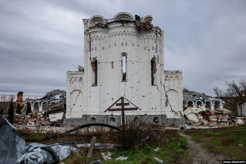 Muret e pasme të manastirit të grumbulluara me copëza. Që nga përçarja e vitit 2018, udhëheqësia e kishës së Ukrainës u nda midis atyre që ruanin besnikërinë ndaj Patrikanës së Moskës dhe atyre që iu bashkuan një kishe të re ukrainase.  