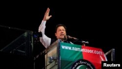 عمران خان د خپل لاریون پر مهال د ګوند پلویانو ته وینا کوي - د نومبر درېیمې انځور. 