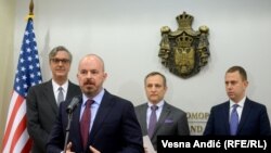 Džon (John) Ginkel, otpravnik poslova američke ambasade u Beogradu.