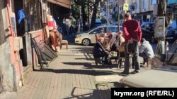 Чоловіки відпочивають біля магазину на вулиці Пушкіна. Батумі