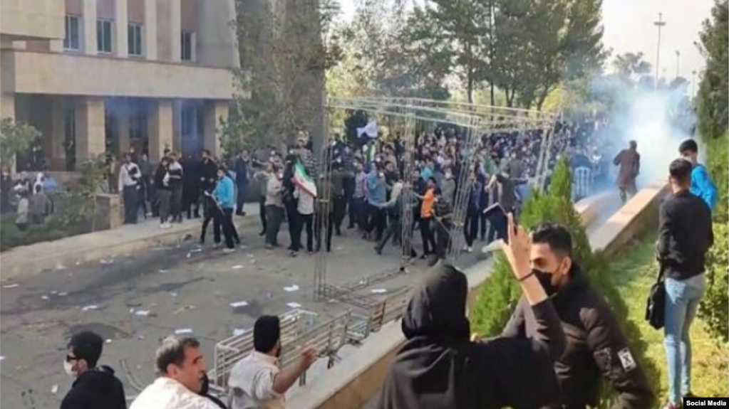 عکس مربوط به حمله نیروهای بسیج و لباس شخصی به دانشجویان معترض در دانشگاه آزاد واحد تهران شمال