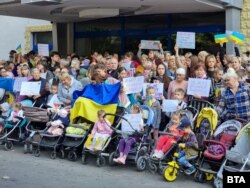 Ukrán menekültek tüntetése a bulgáriai Várna Aranyhomok üdülőhelyen a kormány azon döntése ellen, hogy elköltöztetik őket a Fekete-tengeren lévő, államilag finanszírozott szálláshelyükről