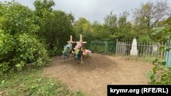 Могили Світлани та Сергія Ланевичів, розстріляних 1 червня 2022 року в смт Високопілля