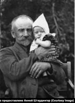 Вильгельм Фаст в возрасте трёх месяцев со своим дедушкой Корнелиусом Гамм