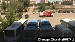 Пригнанные к зданию областного акимата автобусы, а также пожарная машина. Актобе, 10 июня 2019 года.