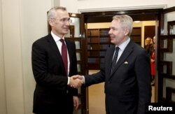 Secretarul general al NATO, Jens Stoltenberg, și ministrul finlandez de externe, Pekka Haavisto, la Helsinki, Finlanda, 28 februarie 2023.