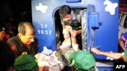 Pakistani police move an injured officer at Karachi's international airport on June 9 during the battle with militants.