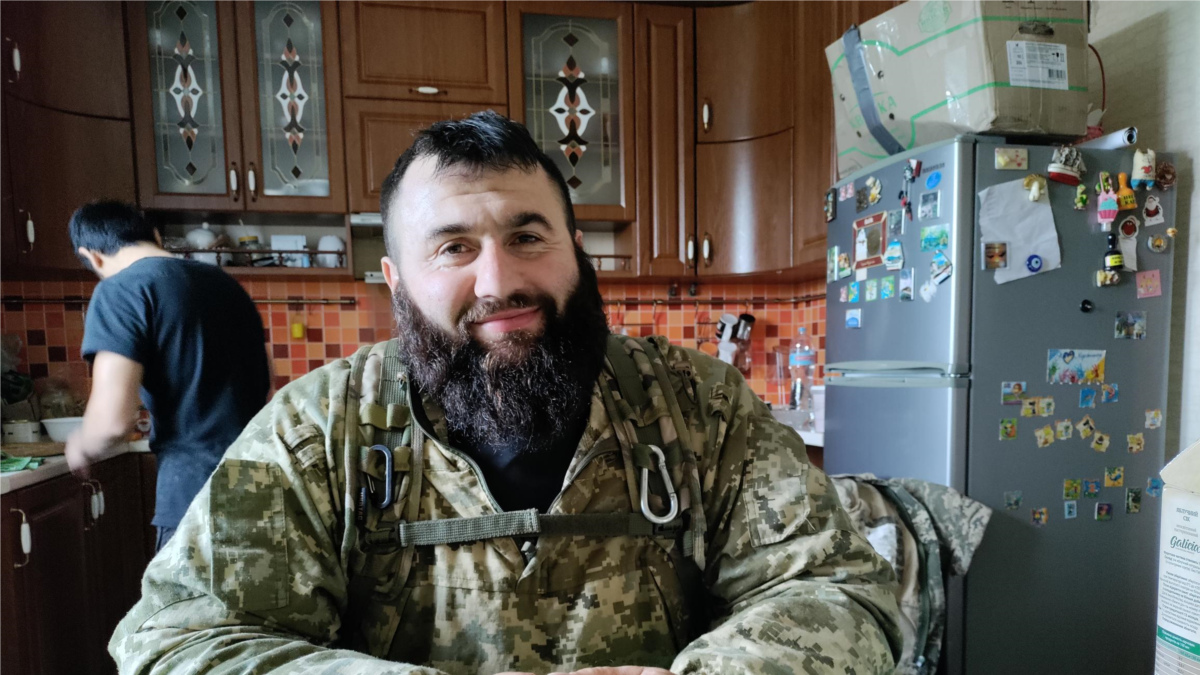 За оружием и деньгами: зачем из Чечни едут воевать в Украину
