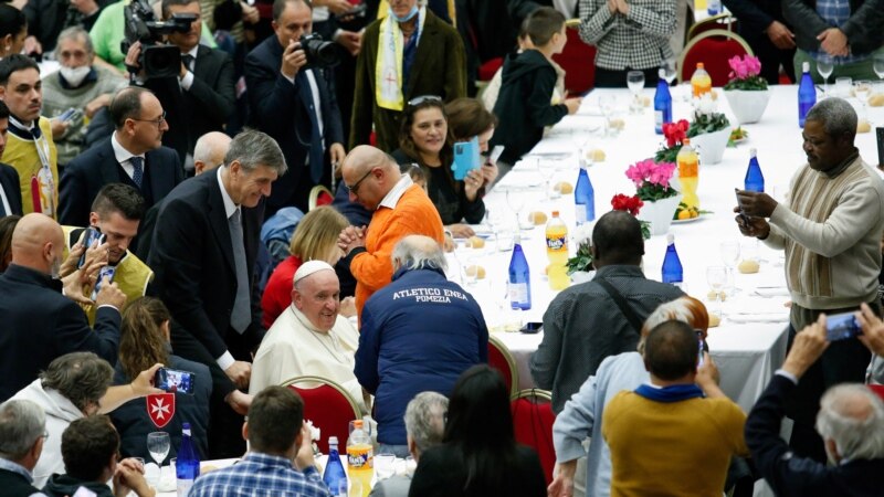 Papa Franjo priredio ručak za više od 1.000 beskućnika i siromašnih
