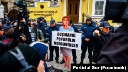 În timpul protestului de duminică, 13 noiembrie, al Partidului Șor, mulțimea a mărșăluit prin fața mai multor instituții de stat, exprimându-și nemulțumirea la Parlament, Președinție, Procuratura Anticorupție, inclusiv la Curtea Constituțională. 