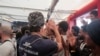 Migranti na brodu Ocean Viking aplaudiraju nakon pristanka Francuske da odobri usidrenje broda, 10. novembar 2022. 