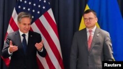 Sekretari amerikan i Shtetit Antony Blinken me ministrin e jashtëm të Ukrainës Dmytro Kuleba. 