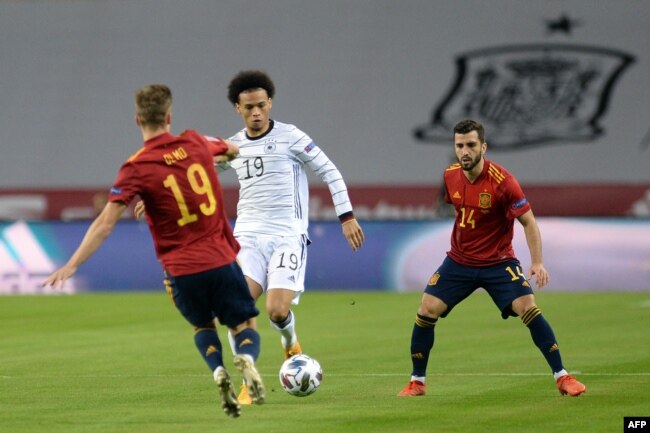Njemački igrač Leroy Sane u duelu sa španskim reprezentativcima Danijem Olmom i braničem Jose Luisom Gaya Penom tokom meča UEFA Lige nacija između Njemačke i Španije, Sevlja, novembar 2020.