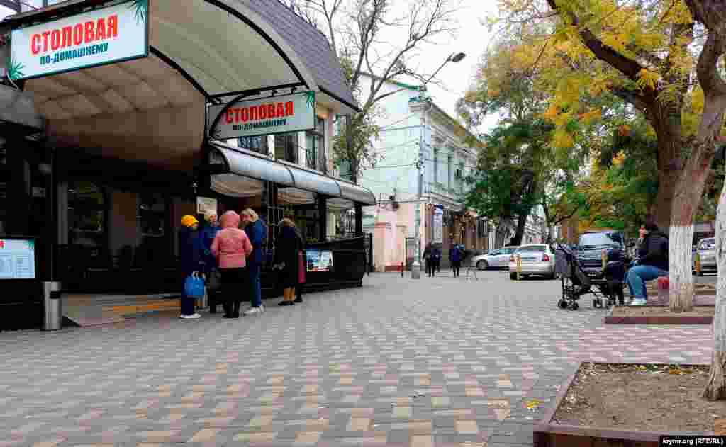 Сейчас на улицах Крымских городов среди прохожих больше женщин, чем мужчин. И Феодосия &ndash; не исключение. Как рассказывают крымчане, многие мужчины призывного возраста перестали выходить на улицу, опасаясь повесток на фронт