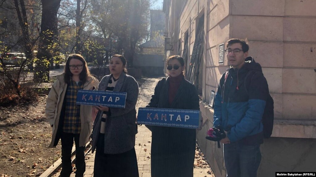 Активисты «Oyan, Qazaqstan» во время акции по «переименованию» проспекта Назарбаева в Кантар (Январь) в память о погибших во время Январских событий. 14 ноября 2022 года (архивное фото)