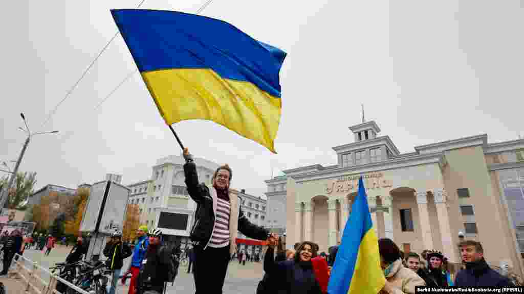 В городе развеваются национальные флаги Украины