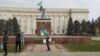 Жители на Херсон снимат флагове на Украйна и Европейския съюз в петък следобяд.