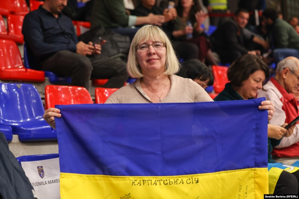 Gazetarja e strehuar në Kosovë, Oksana Chykanchy, në mbështetje të ekipit të saj kombëtar në futsall, gjatë ndeshjes së organizuar në Prishtinë më 9 nëntor.