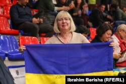 Novinarka Oksana Chykanchy koja se sklonila na Kosovu navija za reprezentaciju Ukrajine na utakmici 9. novembra u Prištini.