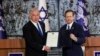 Jichák Hercog izraeli elnök (jobbra) és Benjámín Netanjáhú, a Likud párt elnöke azt követően, hogy Netanjáhú megbízást kapott az új kormány megalakítására. Jeruzsálem, 2022. november 13.