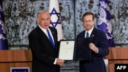 Биньямин Нетаньяху (слева) с президентом Герцогом