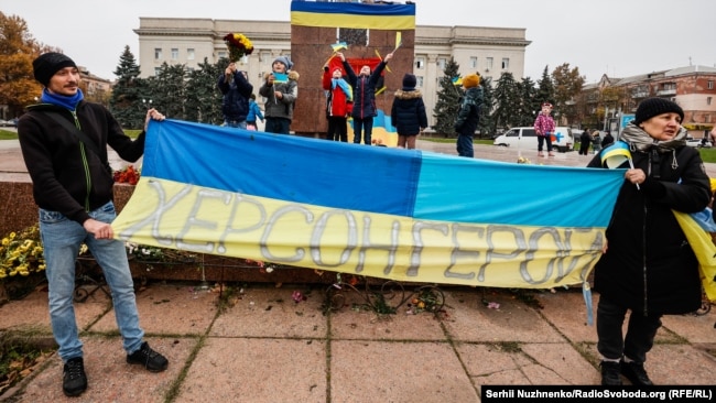 Херсон после освобождения ВСУ: празднование, уничтоженный аэропорт и подорванный Антоновский мост (фотосвидетельства)