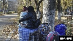 Люди, вывезенные из Херсонской области, прибывают в пункт временного размещения в аннексированном Крыму, 14 ноября 2022 года. 
