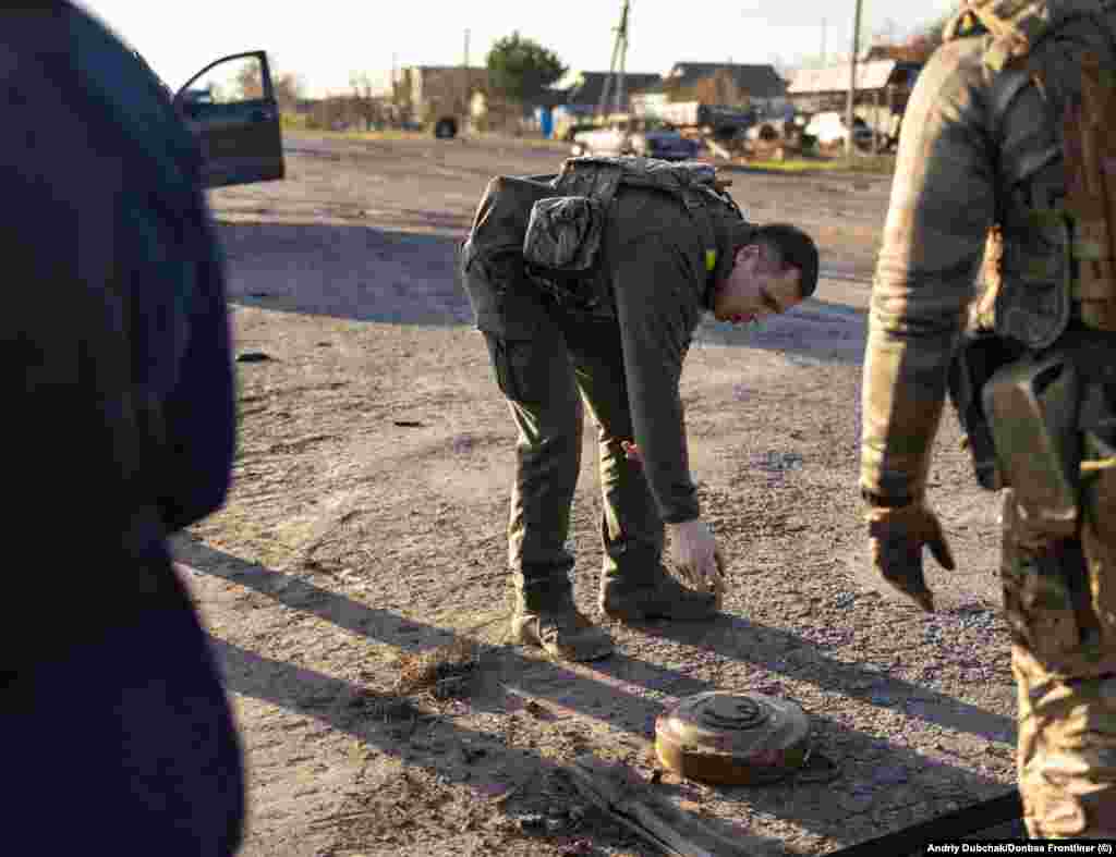 Un soldat inspectează o mină antitanc avariată în Snihurivka.&nbsp; Podurile aruncate în aer și pozițiile militare devastate descoperite de armata ucraineană pe măsură ce înainta arată clar că forțele rusești au părăsit zona &bdquo;în mod organizat&rdquo;, a declarat Dubceak.&nbsp;