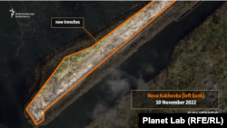Російські війська риють окопи та укріплення на березі Дніпра, супутниковий знімок