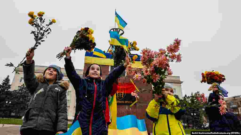 Херсон, 13 ноября 2022 года: улыбки и цветы, а также цвета Украины &ndash; сине-желтый и красно-черный