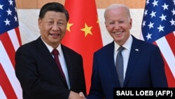 Presidenti amerikan, Joe Biden (djathtas) dhe presidenti i Kinës, Xi Jinping. Bali, 14 nëntor 2022.